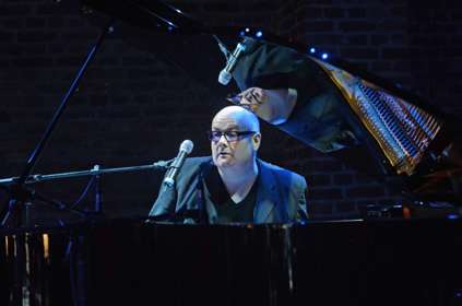 Photo of Ian Shaw singing and playing a piano