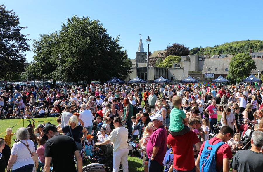  A crowd of people in Pencester Gardens waiting for the show.