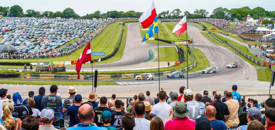 Photo of crowds watching motor racing at Lydden Hill